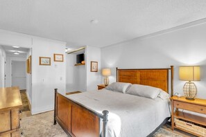 4 bedrooms, iron/ironing board, travel cot, free WiFi - King's Beach condo with stunning views! (Kings Beach)