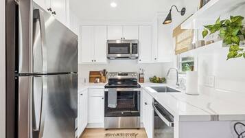 Kühlschrank, Mikrowelle, Ofen, Geschirrspüler