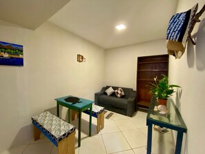 Living area - House 200m from Foguete Beach | Pet Friendly, simple and welcoming space (Cabo Frio)