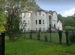 Exterior - Spaciously inviting 8-bedroom w/en suites,  2 kitchens, fitness room, theater (Atlanta)