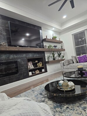 Smart TV - Spaciously inviting 8-bedroom w/en suites,  2 kitchens, fitness room, theater (Atlanta)