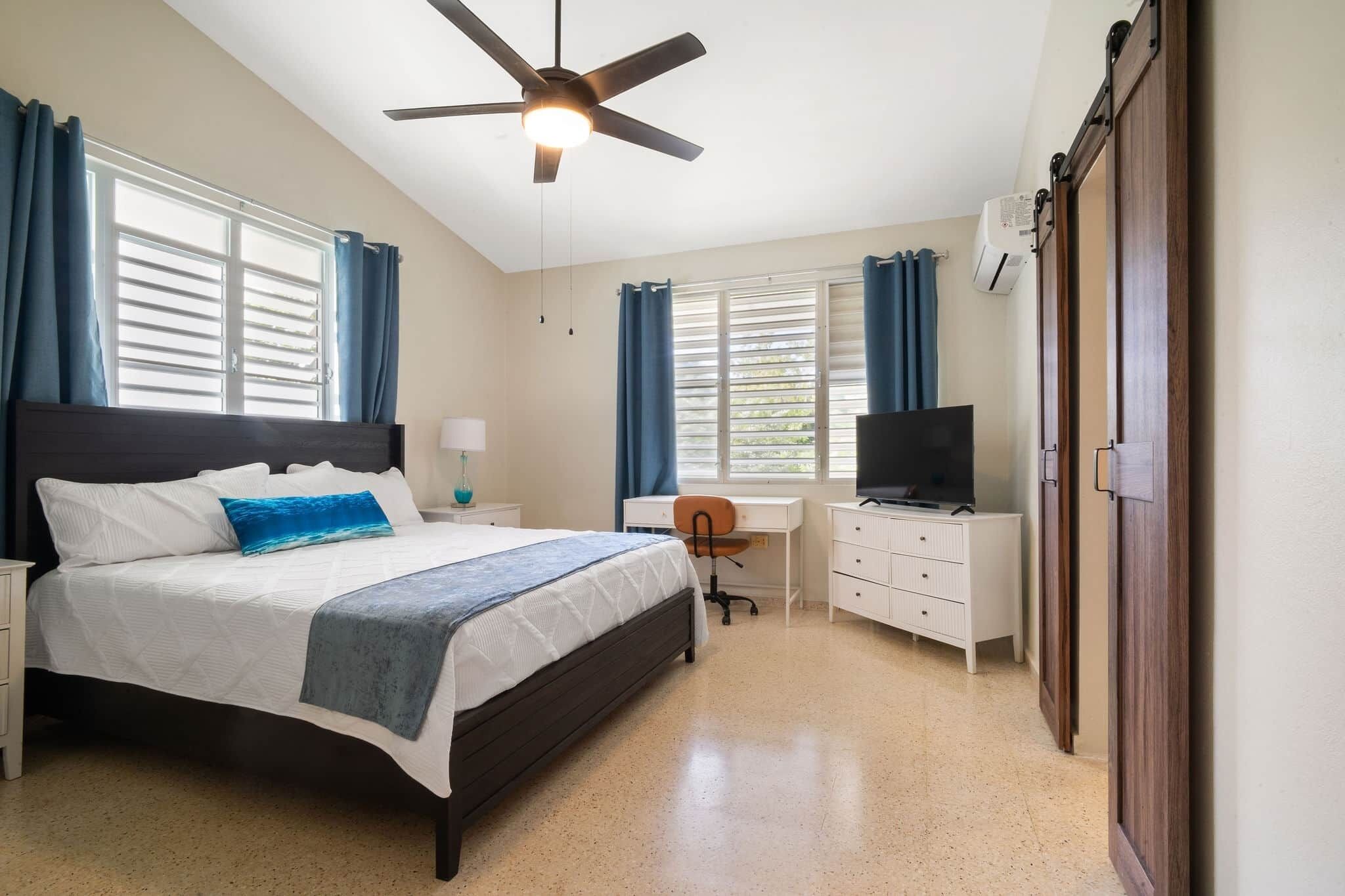 3 soverom, skrivebord, strykejern/-brett og reiseseng for barn