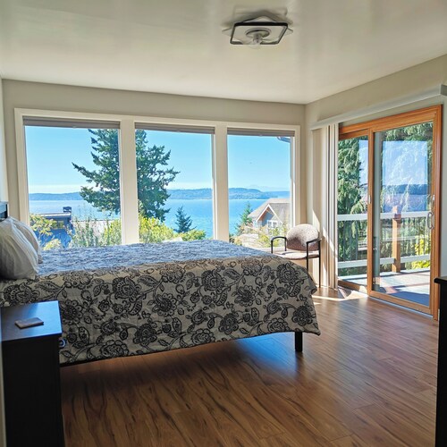 Lovely 3-bedroom farmhouse with AC in by Des Moines Marina