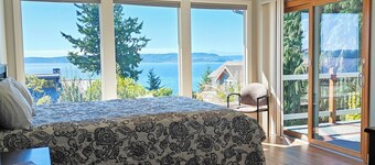 Lovely 3-bedroom farmhouse with AC in by Des Moines Marina