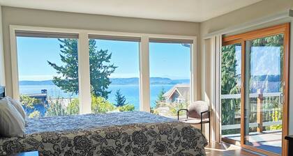 Lovely 3-bedroom farmhouse with AC in by Des Moines Marina