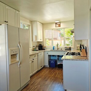 Frigorifero, microonde, forno, piano cottura