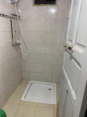 Tab mandi dan pancuran berasingan 