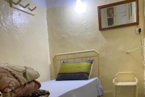 Basic Single Room, City View | Free WiFi - Alliés (Tunis)