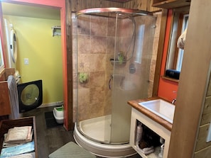 Shower, towels - Glamping Alaska Style - 5 Minutes to Kasilof Beach (Kasilof)