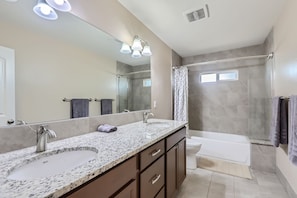 Shower, towels - The Country Farmhouse (Platteville)