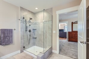 Shower, towels - The Country Farmhouse (Platteville)
