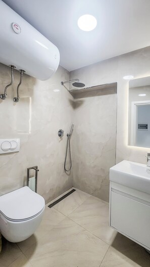Een douche, een haardroger, een bidet, handdoeken