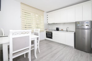 Fridge, oven, stovetop, coffee/tea maker - WE LOVE TIRANA Central Apartments Blloku (Tiranë)