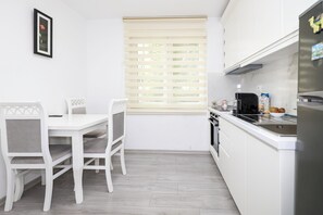 Een koelkast, een oven, een kookplaat, een koffiezetapparaat/waterkoker