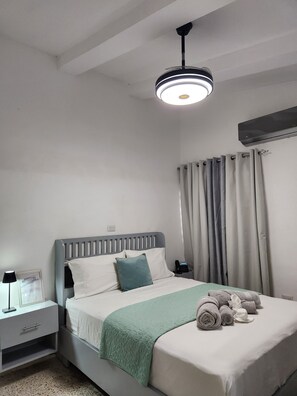 Habitación estándar | Cortinas opacas, tabla de planchar con plancha, wifi gratis