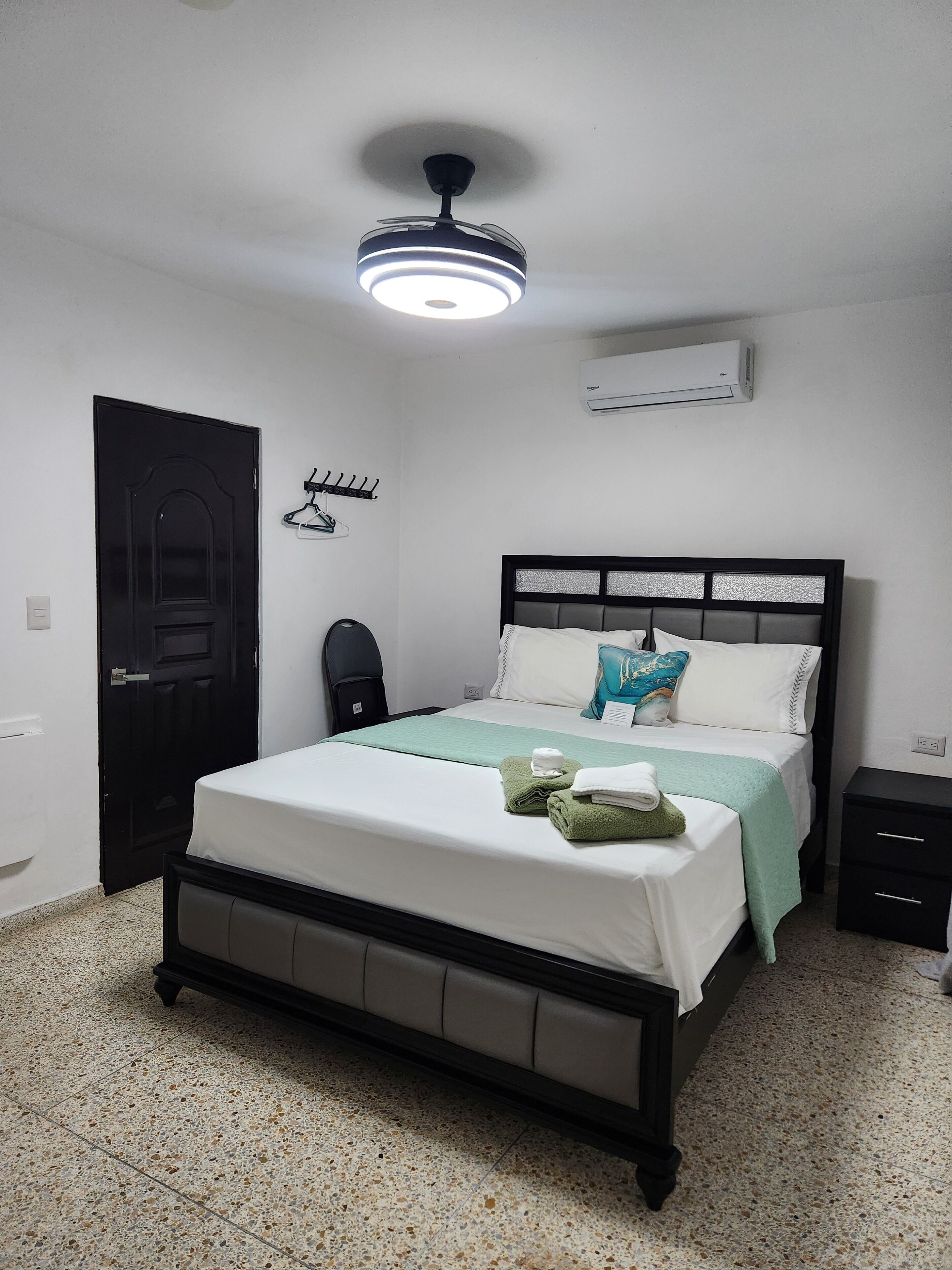 Quarto standard | Cortinas blackout, ferros/tábuas de passar roupa, Wi-Fi de cortesia