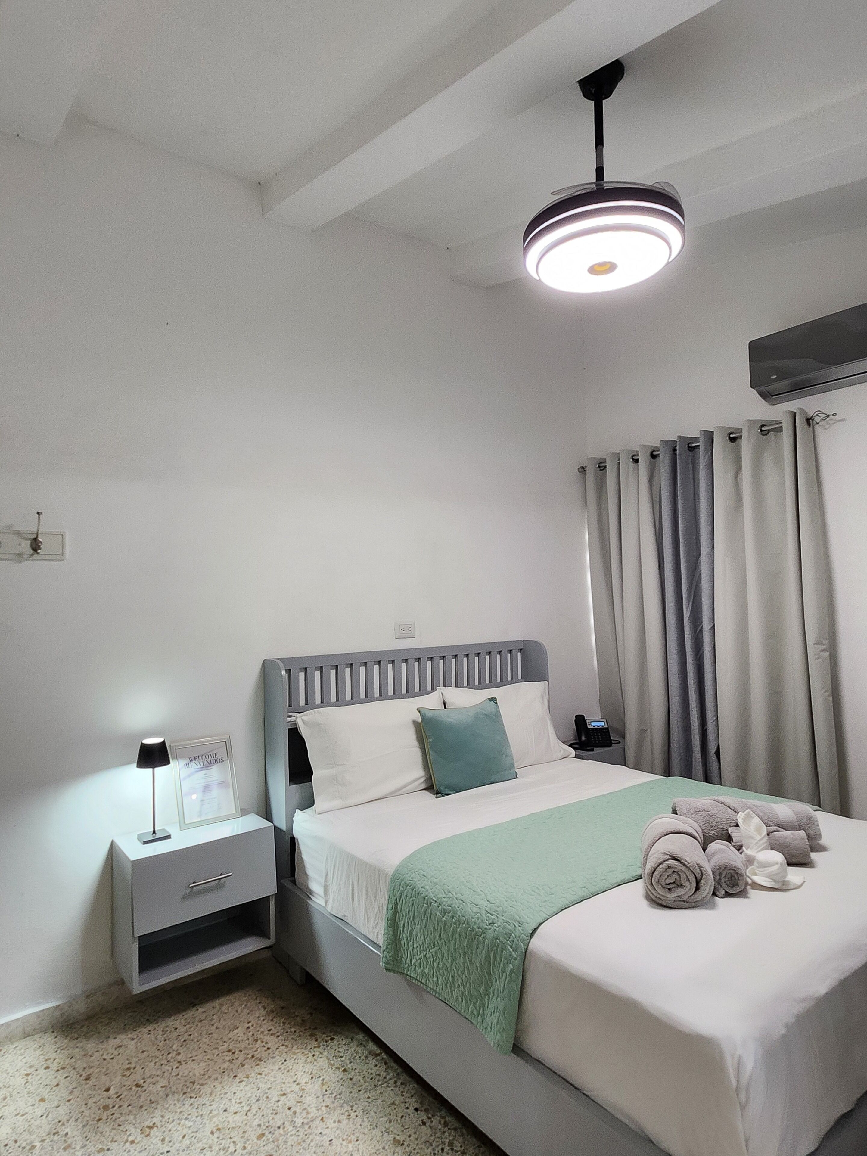 Habitación estándar | Cortinas opacas, tabla de planchar con plancha, wifi gratis