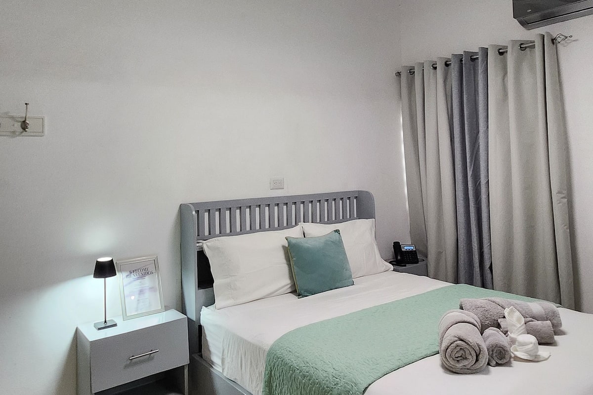 Habitación estándar | Cortinas opacas, tabla de planchar con plancha, wifi gratis