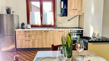 Frigorifero, forno, lavastoviglie, pentole/stoviglie/utensili