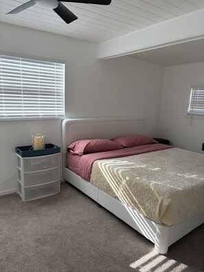 1 dormitorio, tabla de planchar con plancha, wifi y ropa de cama