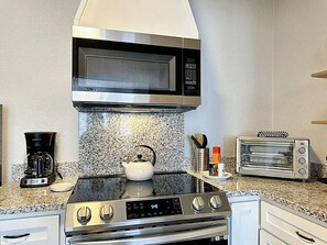 Refrigerador, microondas, placa de cocina, cafetera/tetera