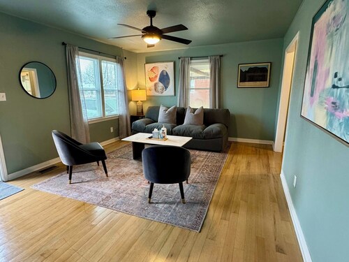 2BR Apt • 8 min to Tinker AFB | Kitchen, Free Parking, Self Check-In #L1