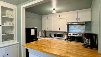 雪櫃、微波爐、焗爐、爐具