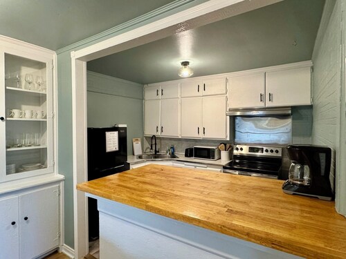 2BR Apt | 5 min to Rose State College | Kitchen, Wi-Fi, Free Parking  #L1