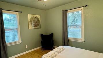 2 quartos, escrivaninha, ferros/tábuas de passar roupa