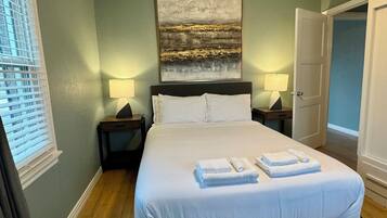 Escritorio, tabla de planchar con plancha y wifi gratis