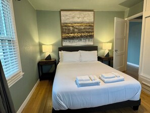 Escritorio, tabla de planchar con plancha, wifi gratis