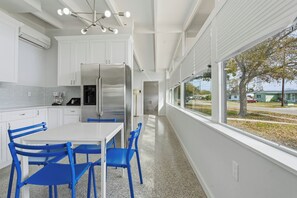 Dining - Experience Timeless Mid-Century Comfort Near Oldsmar’s Best Attractions (Oldsmar)