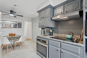 Refrigerador, microondas, horno y parrilla de estufa 