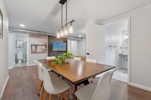 7BR Midwest City home, Sleeps 16 — twelve mins from Tinker AFB, pool table.