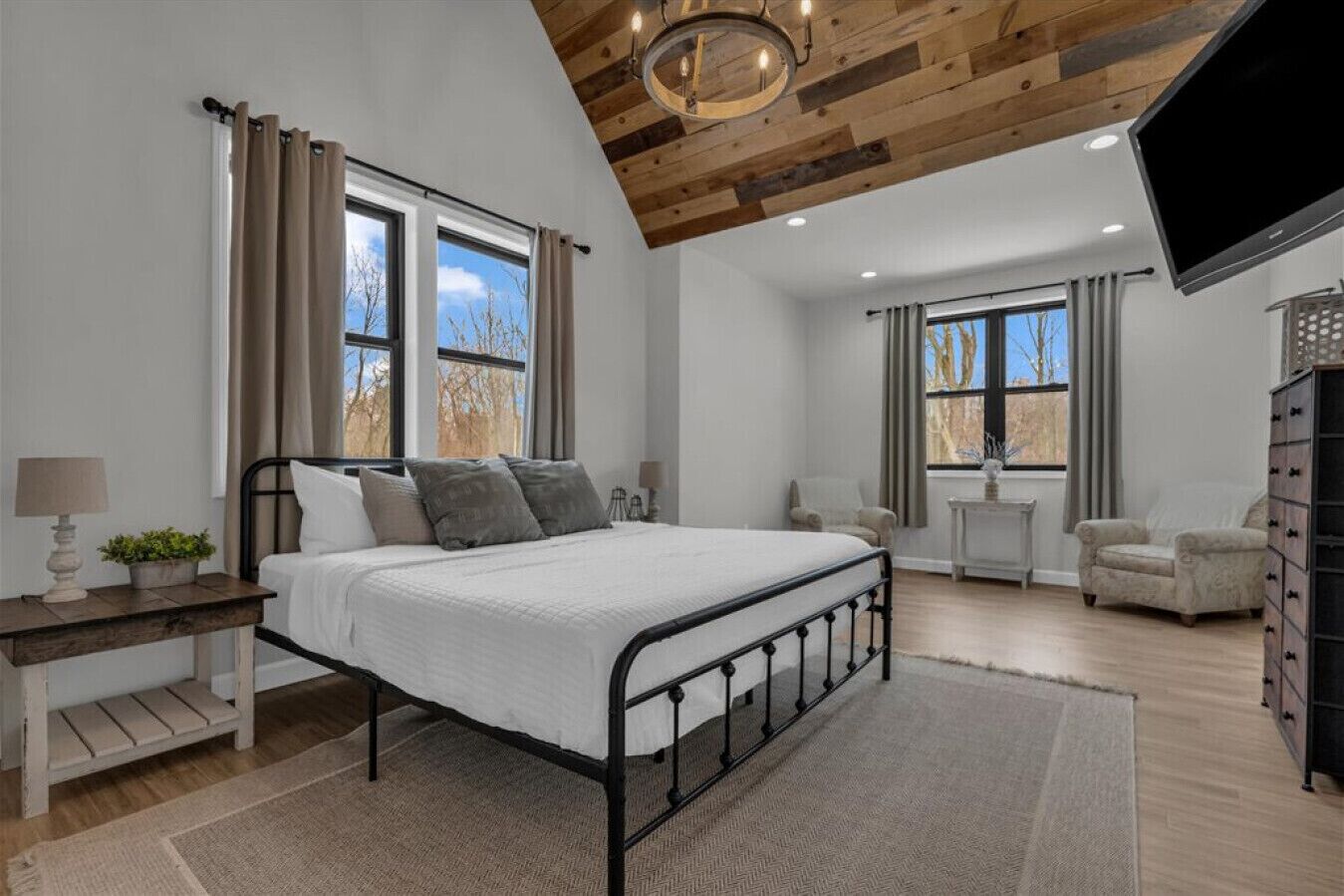 4 bedrooms, desk, WiFi, bed sheets