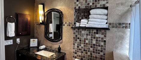 Regadera, amenidades de baño ecológicas, secadora de cabello, toallas