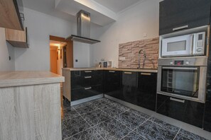 Microondas, lavavajillas y periquera 