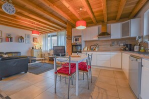 Micro-ondes, four, lave-vaisselle, grille-pain
