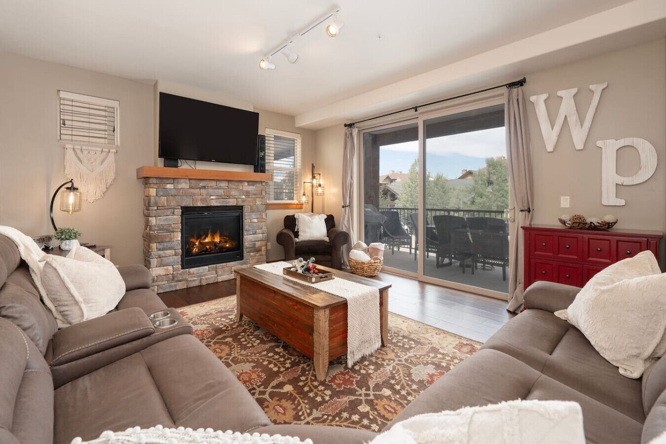 Televisie en een open haard