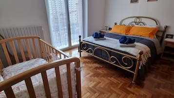 3 habitaciones, escritorio, wifi gratis y ropa de cama