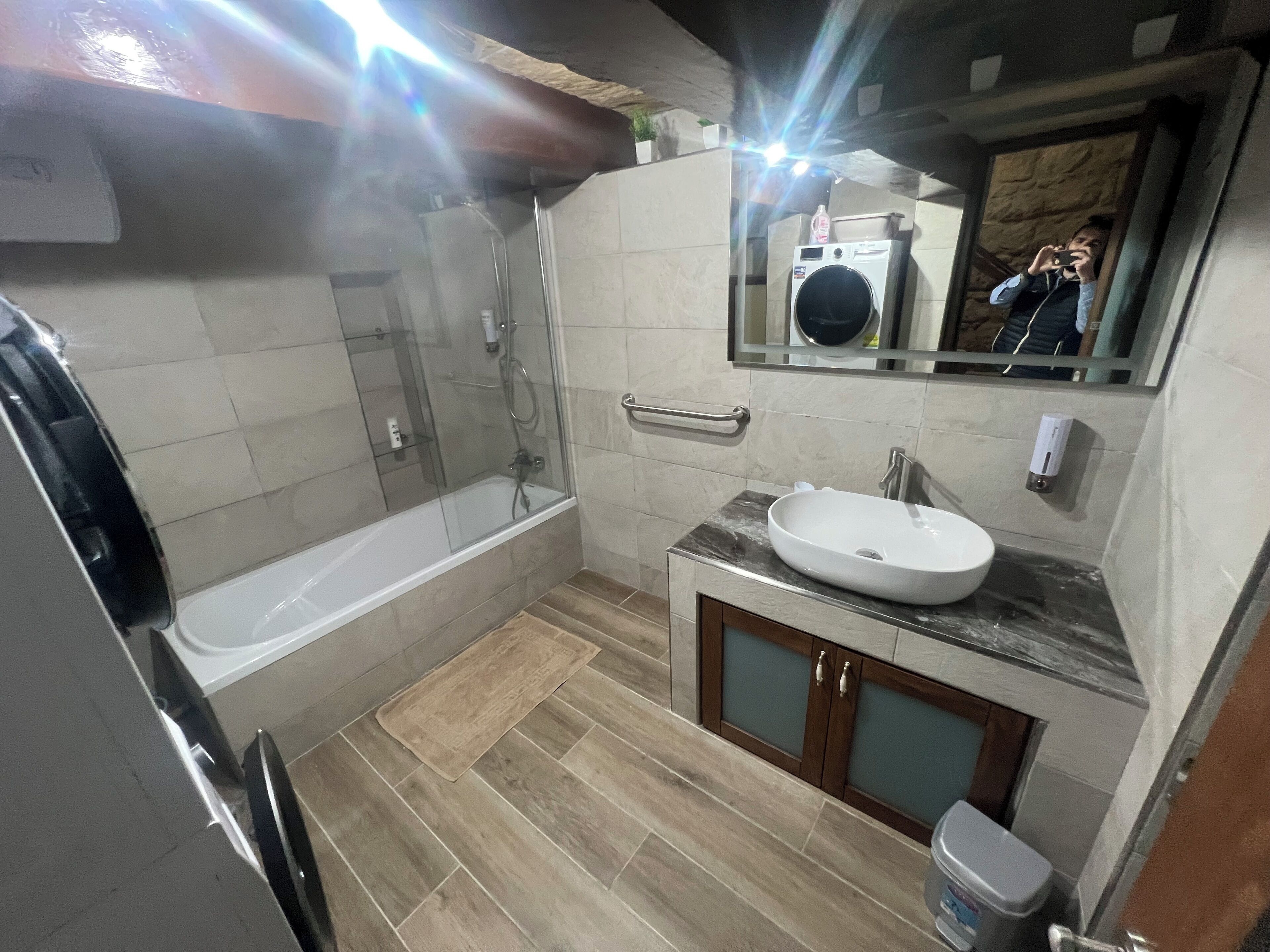 Douche, séchoir à cheveux, serviettes fournies, savon