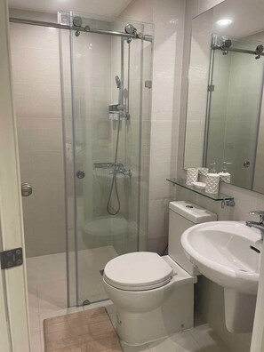 Dusche, Haartrockner, Bidet, Handtücher