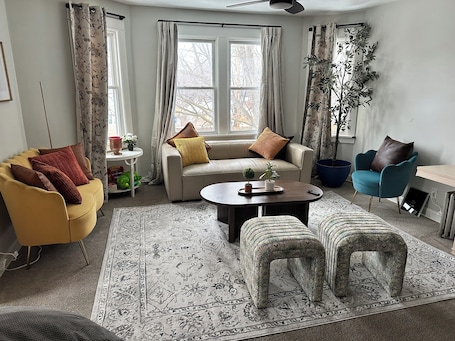 TV. 3 bedrooms with parking near NE Arts District, 15min to NSC and US Bank Stadium
