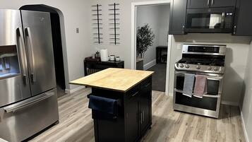 Een microgolfoven, een oven, een kookplaat, een vaatwasser