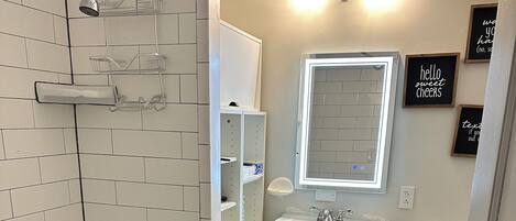 Dusche, Haartrockner, Handtücher, Seife