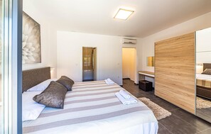 5 bedrooms, iron/ironing board, travel cot, free WiFi - Awesome home in Okrug Donji (Okrug Donji)