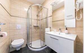 Shower, hair dryer - Awesome home in Okrug Donji (Okrug Donji)