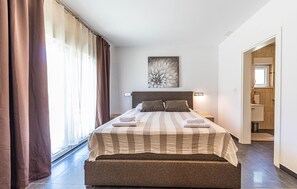5 bedrooms, iron/ironing board, travel cot, free WiFi - Awesome home in Okrug Donji (Okrug Donji)