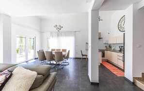 TV - Awesome home in Okrug Donji (Okrug Donji)