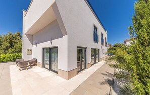 Terrace/patio - Awesome home in Okrug Donji (Okrug Donji)